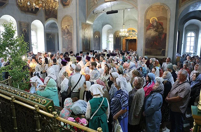 Состоялось принесение мощей святителя Тихона в Тобольскую митрополию