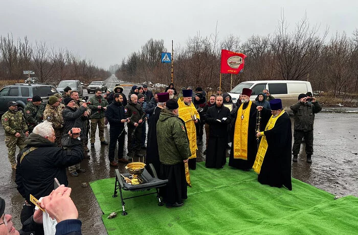В Донецком аэропорту освящен поклонный Крест