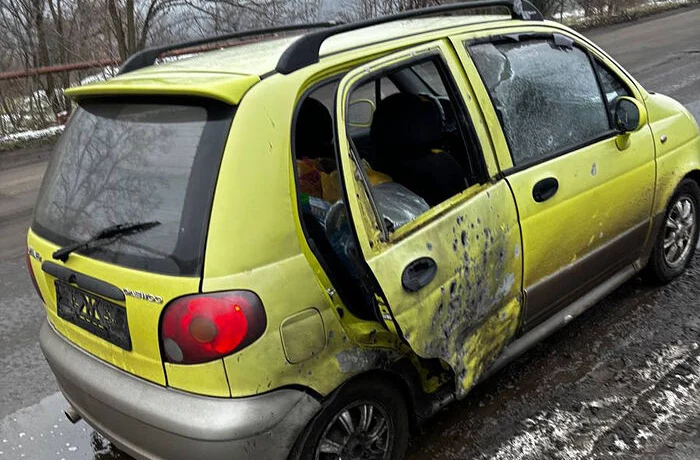 Дрон-камикадзе ударил по автомобилю священника в Горловке