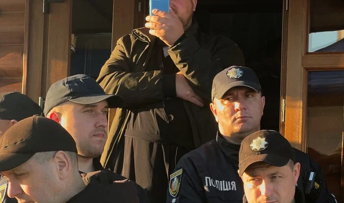 В буковинском селе Заболотье при содействии полиции захвачен Илиинский храм УПЦ