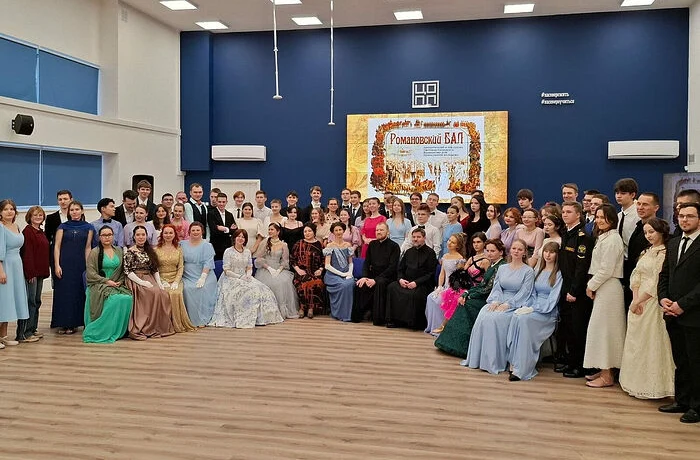 В Мурманске прошел традиционный Романовский бал, посвященный Всемирному дню православной молодежи